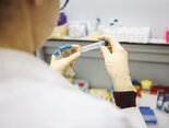 По сообщению ТАСС, в июле выросла доля положительных результатов ПЦР-тестов на коронавирус среди клиентов частных медицинских лабораторий.
