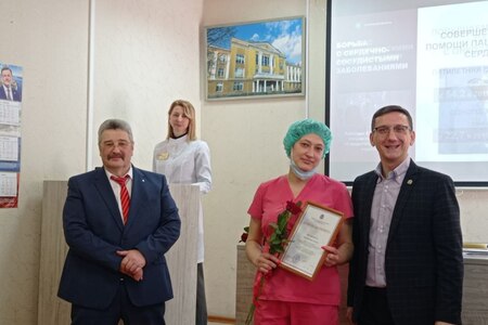 На встрече с коллективом главный врач больницы Яков Зиновьевич Резников представил доклад о достижениях учреждения за последние 5 лет